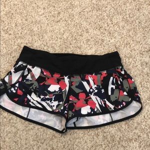 Patterned lululemon size 6 short shorts!